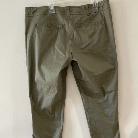 Women’s Green Ankle Cargo Pants - Picture 7 of 10